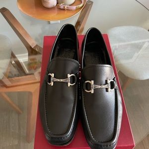 Salvatore Ferragamo - Swan - size 10E - in great condition!